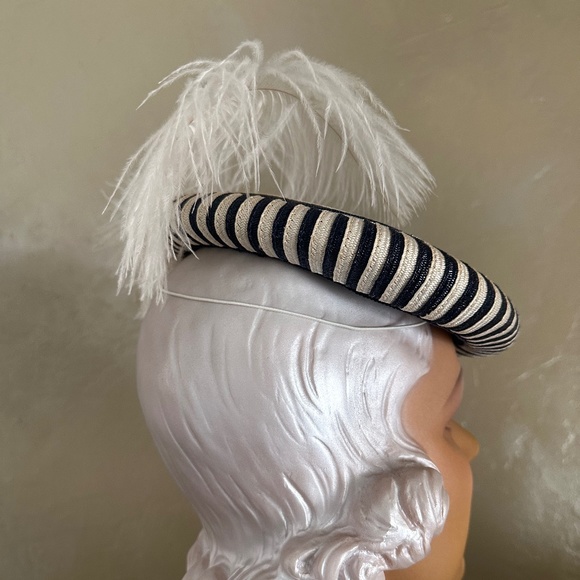 DELIGHTFUL 1930s\' NAVY/WHITE STRAW TILT TOQUE WITH WHITE OSTRICH FEATHER main image 5